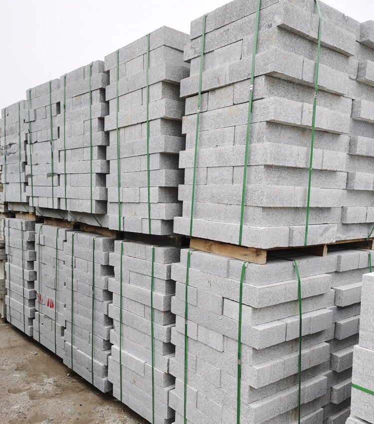 芝麻白火燒面路緣石堆場(chǎng)